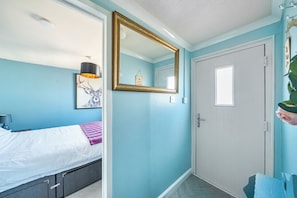 2 bedrooms, bed sheets - 2bed Chalet Sleeps 5 - Dogs Free, Parking, Seaview (Bridlington)