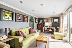 TV, fireplace - 2bed Chalet Sleeps 5 - Dogs Free, Parking, Seaview (Bridlington)