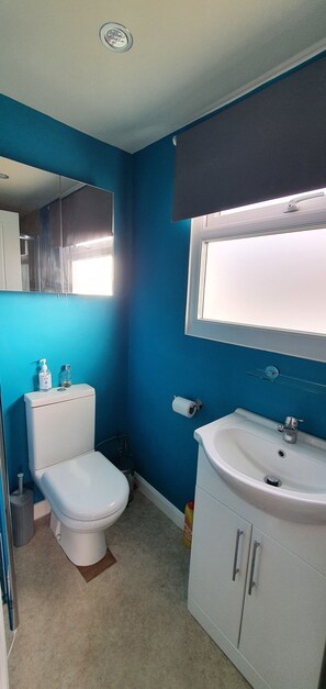 Chalet | Bathroom - 2bed Chalet Sleeps 5 - Dogs Free, Parking, Seaview (Bridlington)