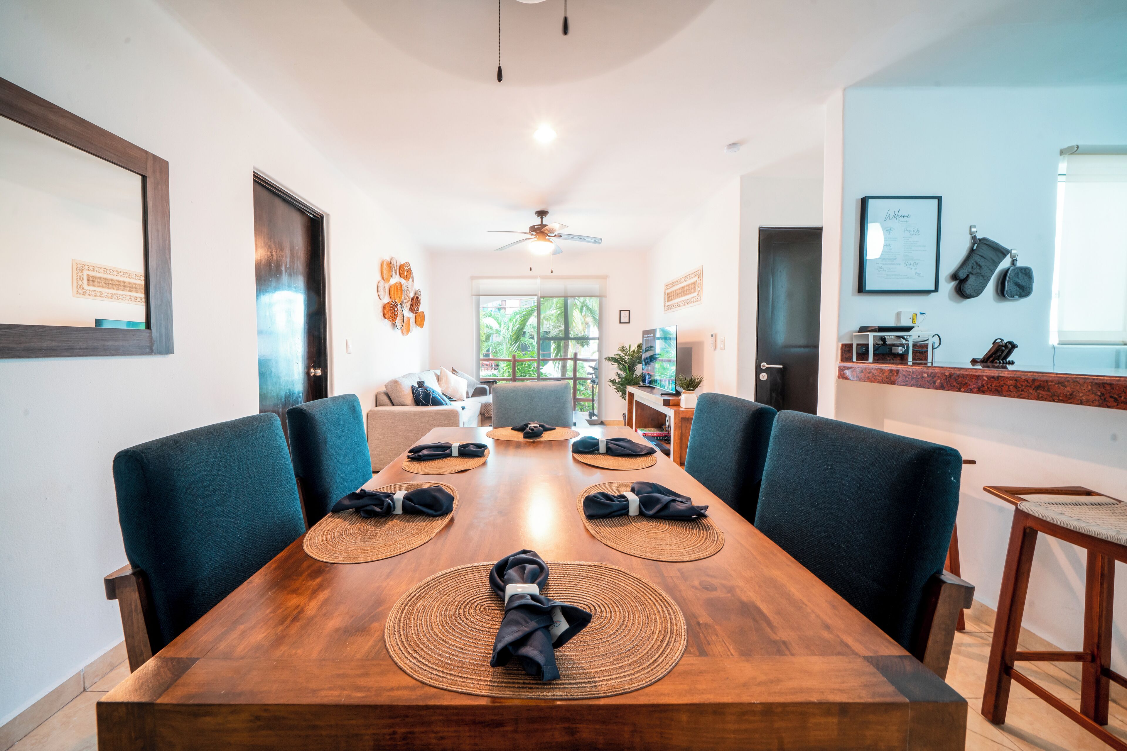 Departamento estándar, balcón, vista al jardín | Comedor