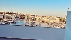 Un balcón con vistas a un puerto deportivo lleno de barcos y yates.