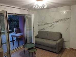 TV - 1 Bedroom Apartment in Anglet (Anglet)