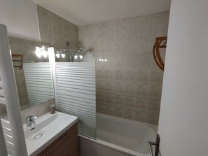 Towels, toilet paper - 1 Bedroom Apartment in Anglet (Anglet)