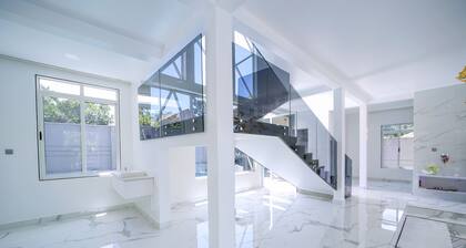 Luxurious and private villa,4km to Entebbe international airport and 2km to town