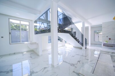 Luxurious and private villa,4km to Entebbe international airport and 2km to town