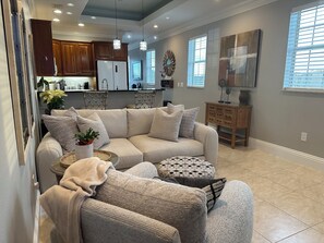 Smart-tv, een dvd-speler, boeken en een computerscherm