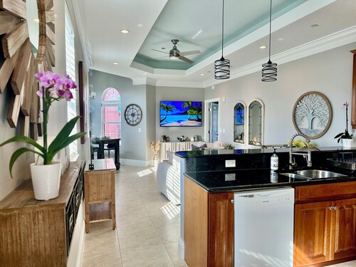 5 ★ Luxury King Penthouse- 3 miles to Beach! Chef's Kitchen! Private Balcony