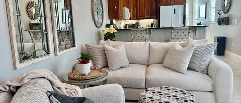 TĂ©lĂ©viseur connectĂ©, lecteur de DVD, livres, Ă©cran dâordinateur