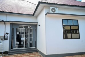 Exterior detail - Tosh Home Apartment 4 (Chukwani)