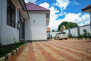 Property grounds - Tosh Home Apartment 4 (Chukwani)