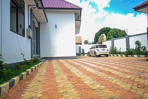 Property grounds - Tosh Home Apartment 5 (Chukwani)