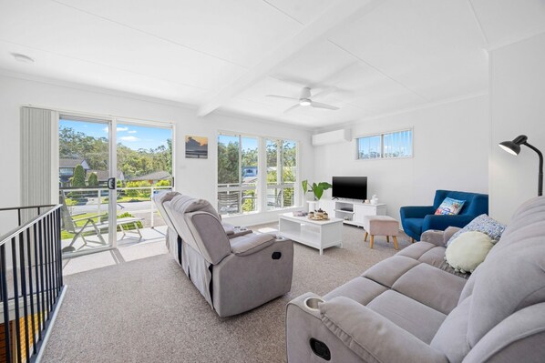 TV - Holiday Haven - club, river, restaurants at your doorstep (North Haven)