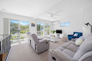 TV - Holiday Haven - club, river, restaurants at your doorstep (North Haven)