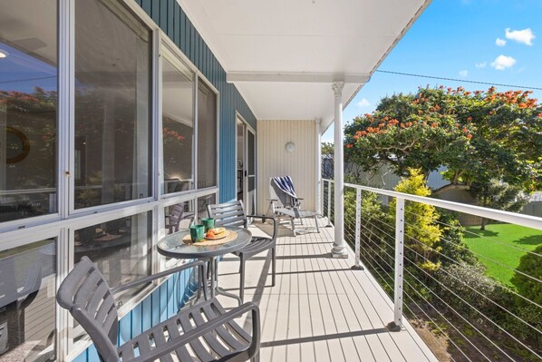 Outdoor dining - Holiday Haven - club, river, restaurants at your doorstep (North Haven)