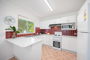 Fridge, microwave, oven, stovetop - Holiday Haven - club, river, restaurants at your doorstep (North Haven)