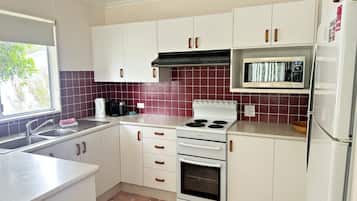 Microondas, horno, placa de cocina y lavavajillas