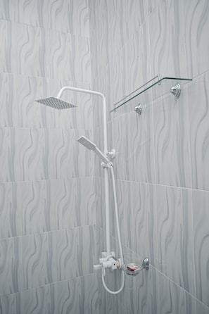 Dusche, Haartrockner, Handtücher, Seife