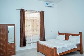 5 bedrooms, desk, iron/ironing board, free WiFi - Tosh Home 5Bedroom Rental (Chukwani)