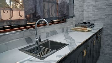 Réfrigérateur, micro-ondes, plaque de cuisson, bouilloire électrique