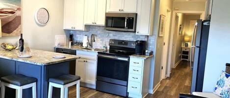 Kjøleskap, mikrobølgeovn, kokeplater og oppvaskmaskin