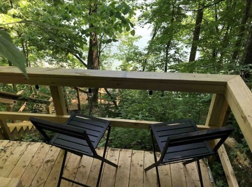 Driftwood Cottage Lake Cumberland Retreat with hot tub & water access!