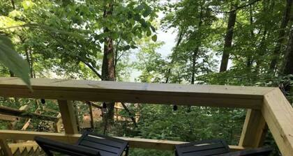 Driftwood Cottage Lake Cumberland Retreat with hot tub & water access!