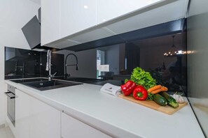 Fridge, microwave, stovetop, dishwasher