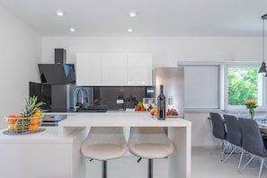 Geladeira, micro-ondas, cooktop, lava-louças