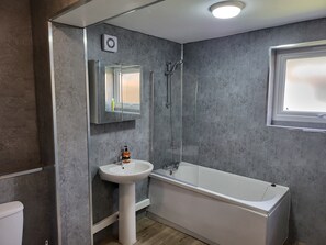 Bathroom - Inviting Entire 1-bed Apartment in Reading (Reading)
