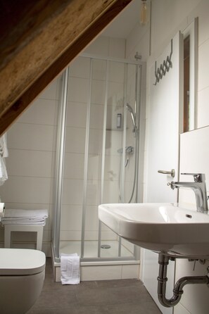 Haartrockner, Handtücher, Seife, Toilettenpapier