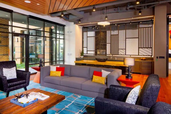 Televisión, chimenea, libros, oficina