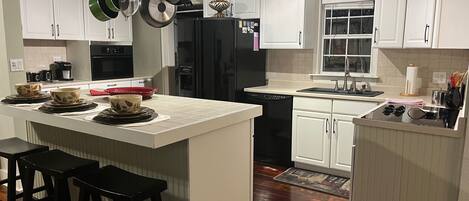 冷蔵庫、電子レンジ、オーブン、コンロ