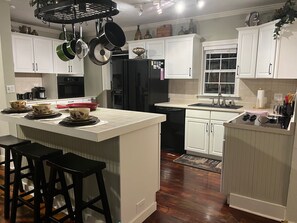 Fridge, microwave, oven, stovetop - DT Orlando 3 Miles, Relax Water View Deck. Walk to many restaurants, fast foods (Orlando)