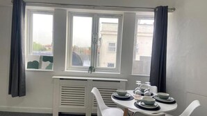 Dining - Stunning 2-bed Apartment in Twickenham (Twickenham)
