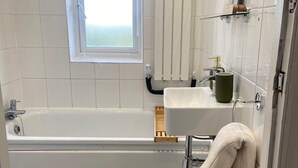 Bathroom - Stunning 2-bed Apartment in Twickenham (Twickenham)