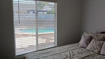 3 habitaciones, escritorio, tabla de planchar con plancha y wifi gratis