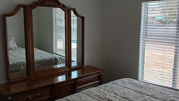 3 habitaciones, escritorio, tabla de planchar con plancha y wifi gratis