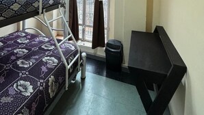 Escritorio, wifi gratis, ropa de cama