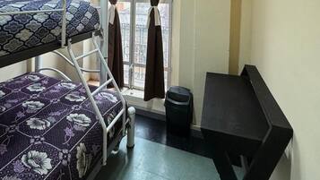Escritorio, wifi gratis y ropa de cama
