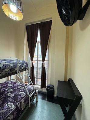 Een bureau, gratis wifi, beddengoed
