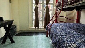 Escritorio, wifi gratis, ropa de cama
