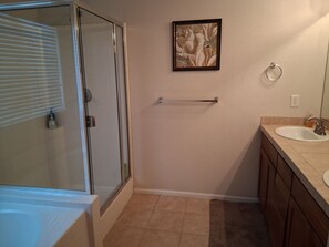 Hårføner, håndklær, såpe og toalettpapir