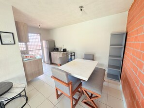Geladeira, micro-ondas, lava-louças, cafeteira/chaleira