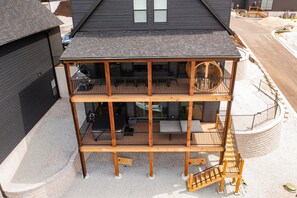 Terrace/patio - Waterfront 8 bdrm home w/ lake views, golf simulator, hot tub, & outdoor sauna! (HOLLISTER)