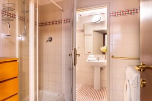 Douche, sèche-cheveux, bidet