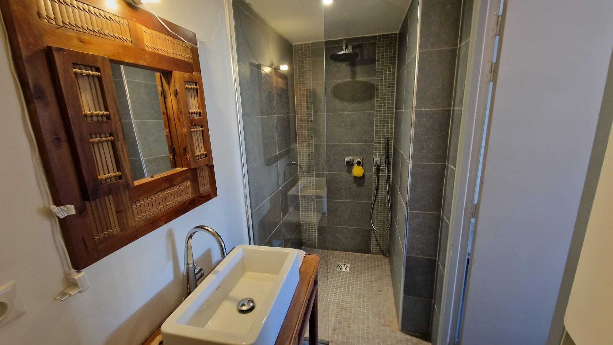 Douche, sèche-cheveux, serviettes fournies, savon