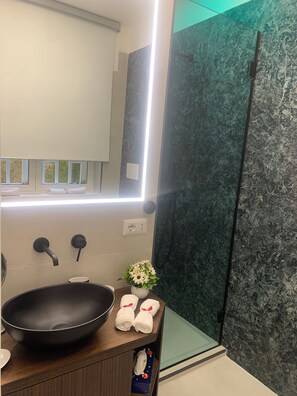 Shower, hair dryer, bidet, towels - Serenity Room (Napoli)