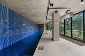 Innendørsbasseng og et oppvarmet basseng