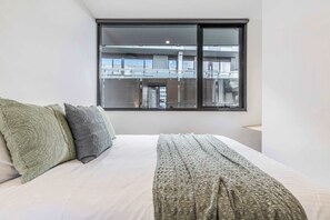 3 bedrooms, desk, iron/ironing board, free WiFi - Riverside sub-penthouse with huge private terrace (Abbotsford)