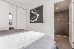 3 bedrooms, desk, iron/ironing board, free WiFi - Riverside sub-penthouse with huge private terrace (Abbotsford)